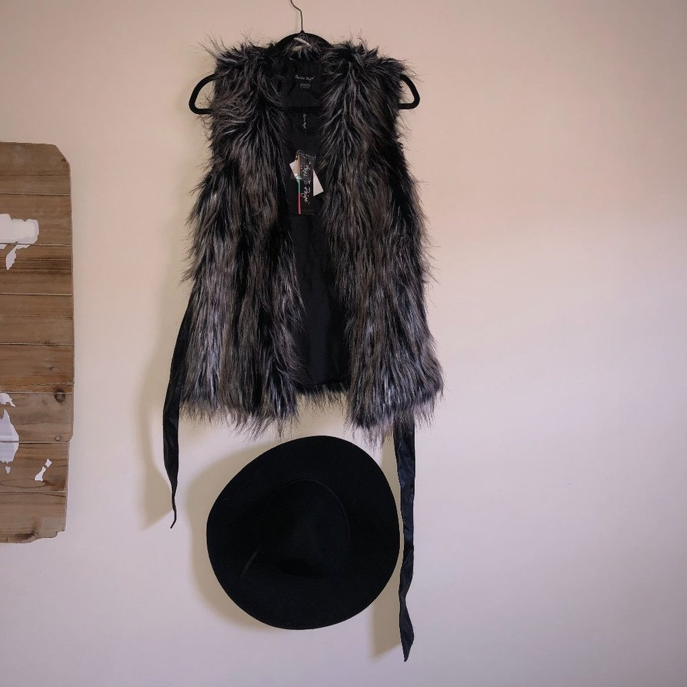 🏷 New With Tags: Charlie Paige Faux Fur Vest (size S/M)